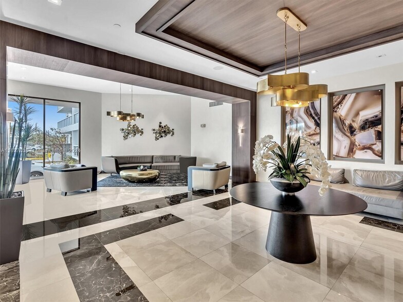 Lobby - 20505 E Country Club Dr