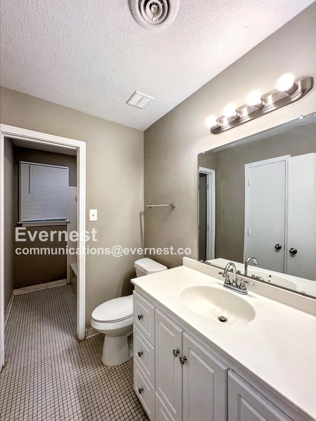 Building Photo - 3685 Woodland Dr