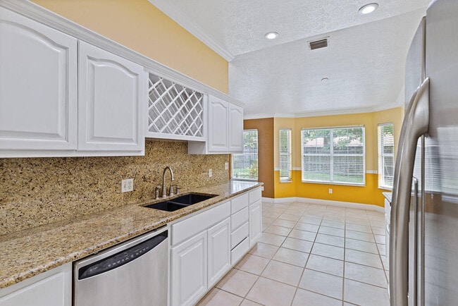 Building Photo - 208 Palm Cir