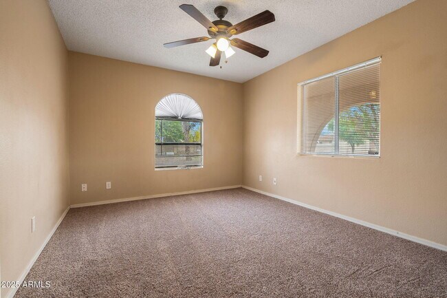 Building Photo - 2534 E Randall Dr