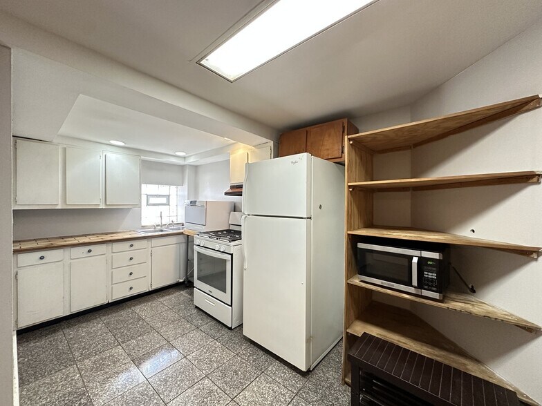 Building Photo - 2341 N Leavitt St