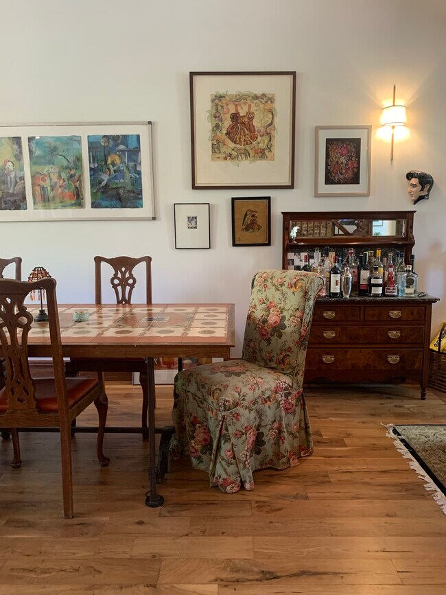 Building Photo - 559 Monroe St