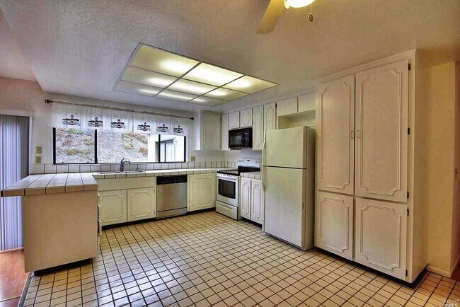 Building Photo - 221 San Marin Dr