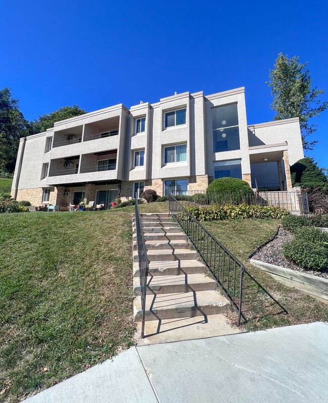 Building Photo - 1 Bedroom, 1 Bathroom Apartment In Desirab...