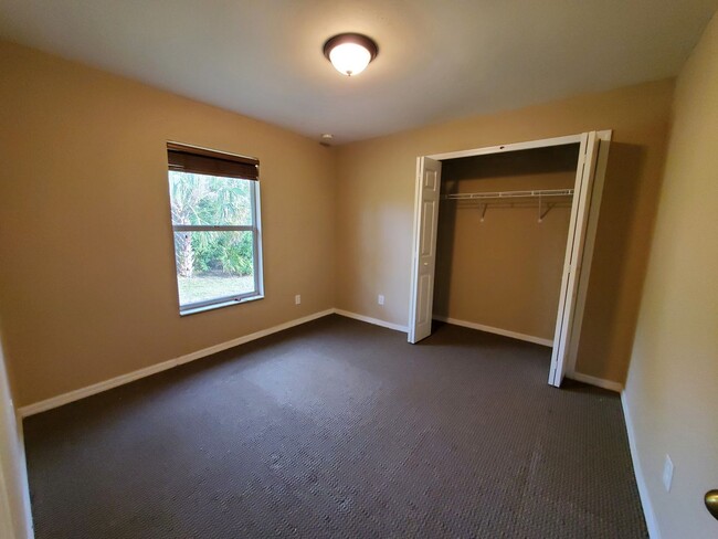 Building Photo - Quiet Buckingham Living