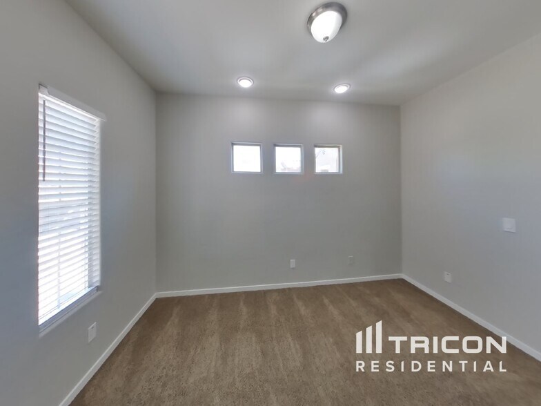 Building Photo - 10321 W Monterosa Ave