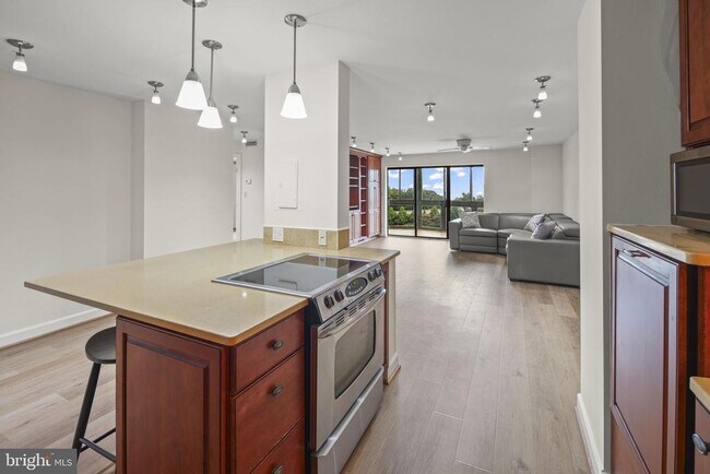 Building Photo - 8340 Greensboro Dr