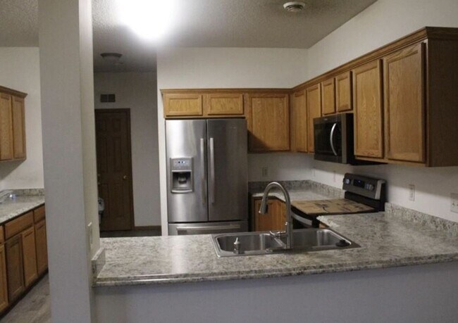 Building Photo - End Unit Townhome *3Bed/2.5 Bath*3 Season Porch! Available 10/1.