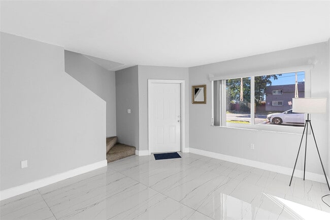 Building Photo - 5925 SW 36th Ct