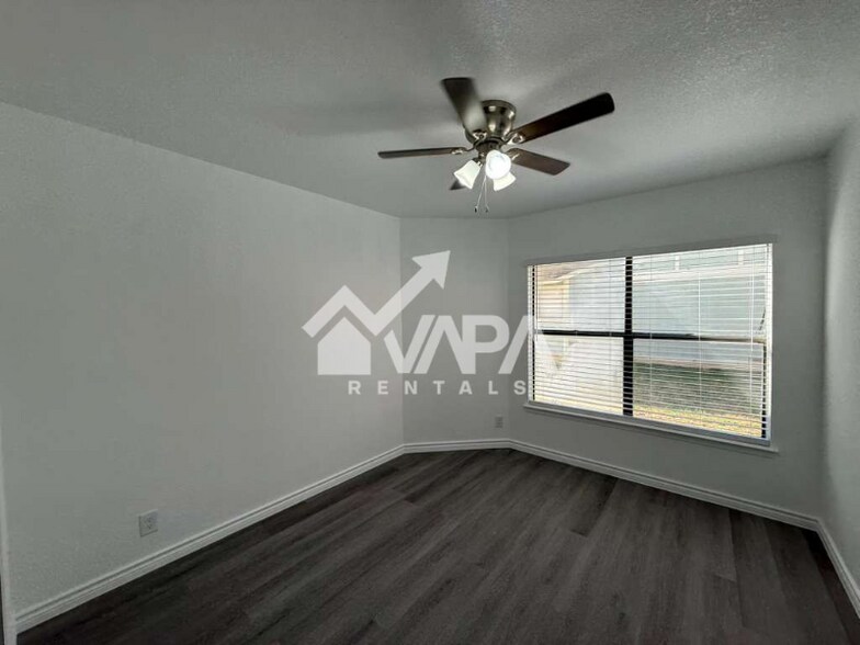 Building Photo - 9747 Fortune Ridge Dr