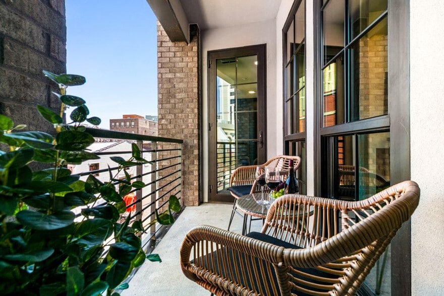 Building Photo - 611 Commerce St