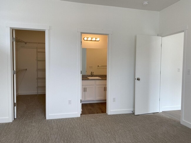 Building Photo - Single Family Home on Riverside.