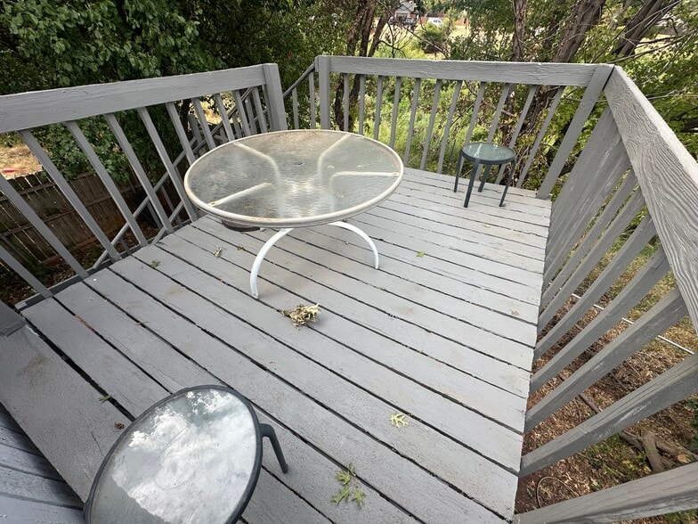 Upper deck plus table - 6107 Gaelic Glen Dr