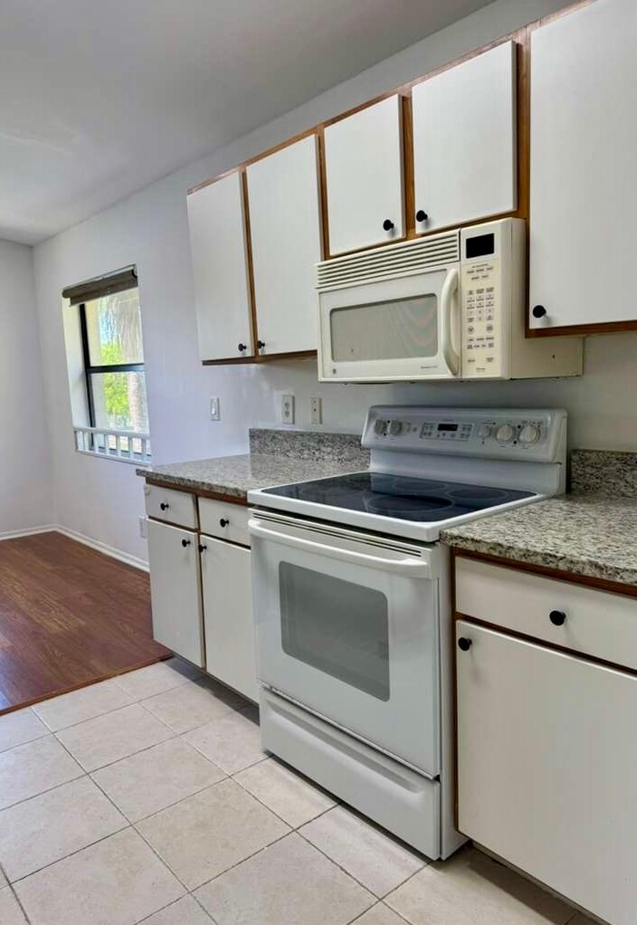 Kitchen - 9999 Summerbreeze Dr