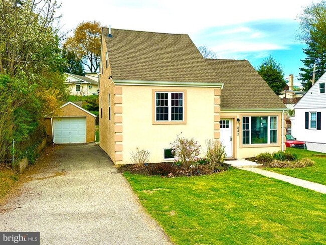 Building Photo - 842 E Cathedral Rd