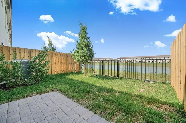 Building Photo - 2748 SE 26th Ave