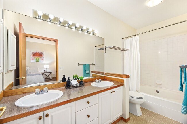 Building Photo - Available Now! Charming 3-Bedroom Home in ...