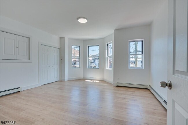 Building Photo - 520 E Jersey St