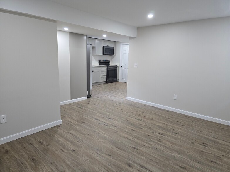 Building Photo - 27 Douglas Ave