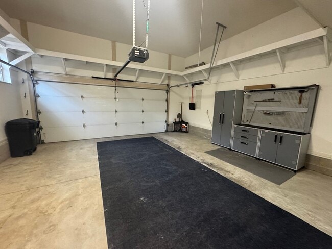 Building Photo - Stunning 3 BR 2 Bath Home!