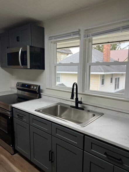 Building Photo - 11 Rickard St