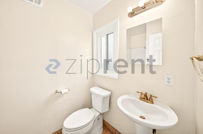 Building Photo - 1200 E Elgenia Ave