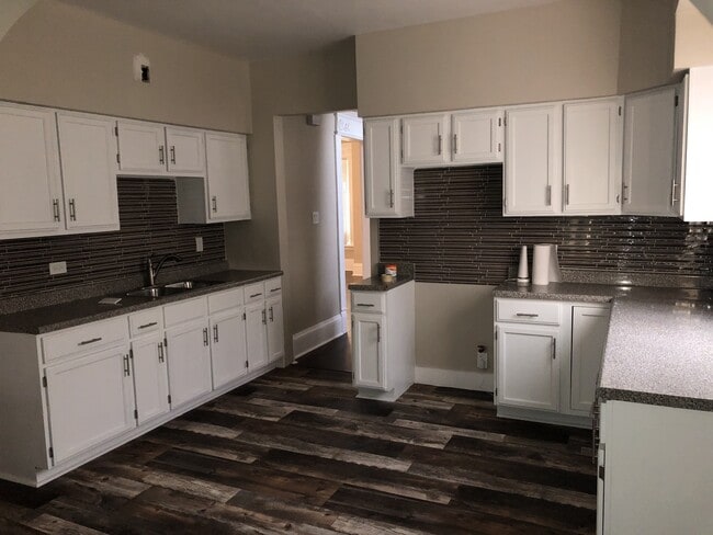 Building Photo - Updated 5BR/1.5BA Rent to Own Single Family Home