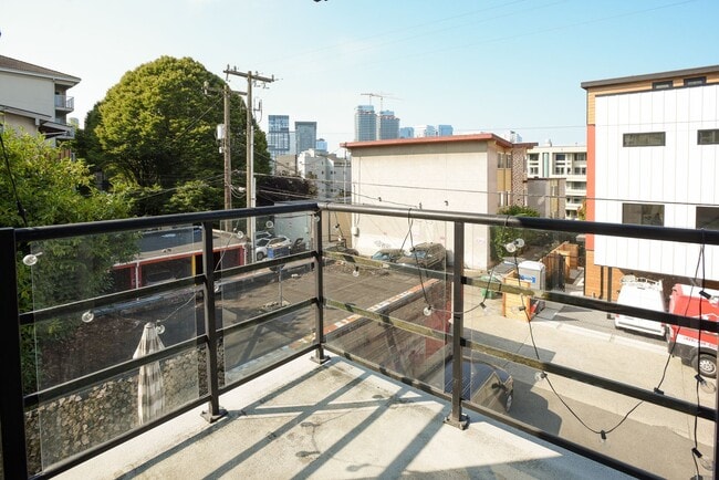 Building Photo - Elegant North Capital Hill Boutique securi...