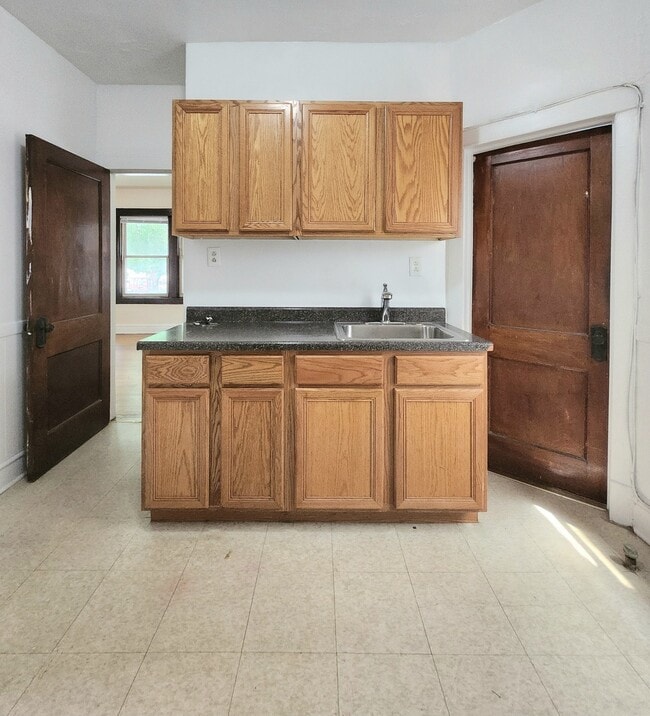 Building Photo - 4901 W Cullom Ave