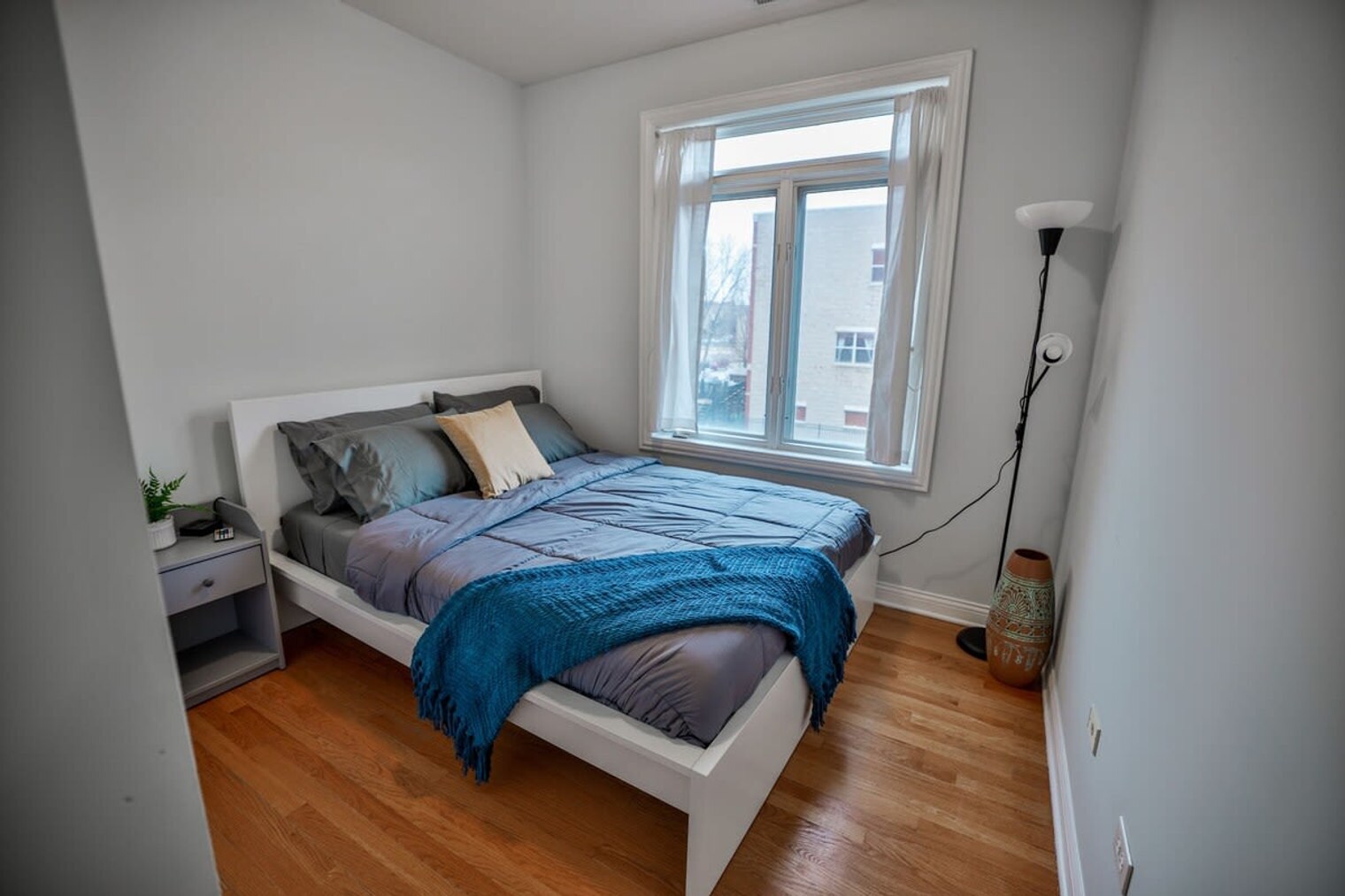 Building Photo - 2022 W Warren Blvd