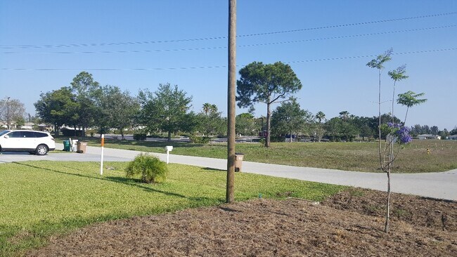 Building Photo - NEWER 3 bedroom 2 bath 1 car garage duplex in SW Cape!!