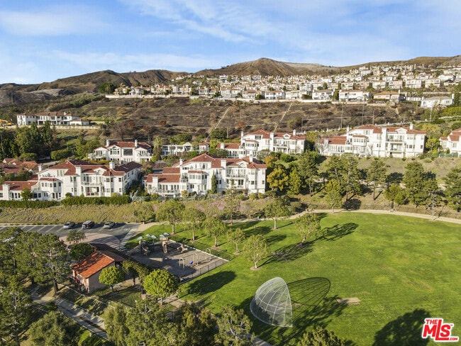 Building Photo - 2020 Palisades Dr