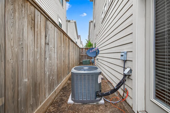 Building Photo - 11510 Main Ash Dr