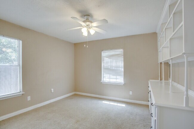 Building Photo - Large 4 bedroom in Tech Terrace ready to c...