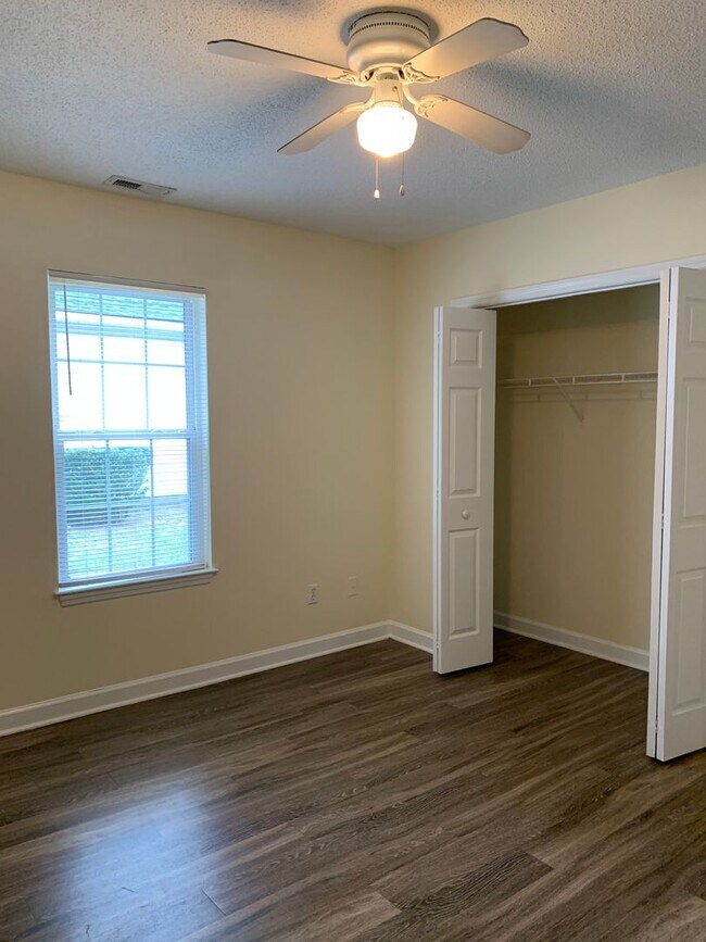Building Photo - 3 Bedroom 2 Bath House Available on Hillsdale Drive
