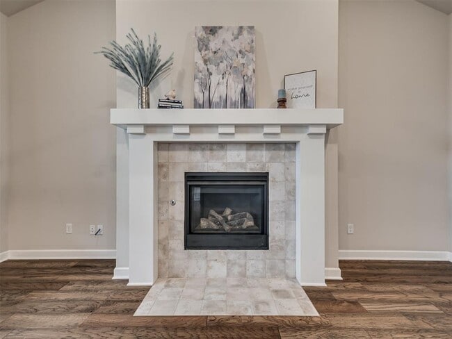 Building Photo - 915 Kings Canyon Rd