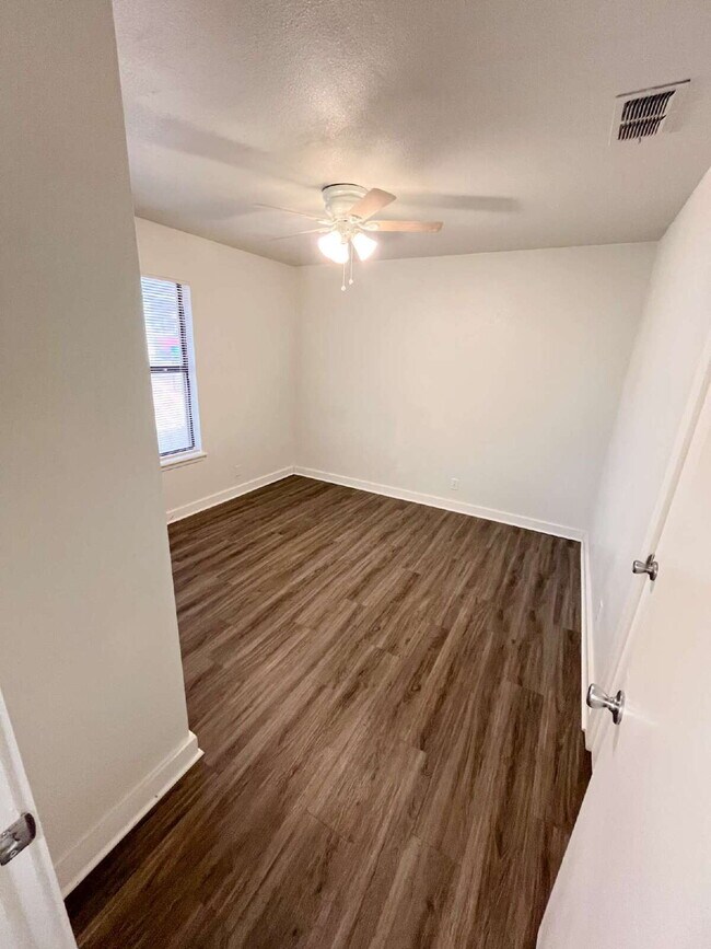 Building Photo - Adorable, Renovated 3/1 House with a Large Metal Shop