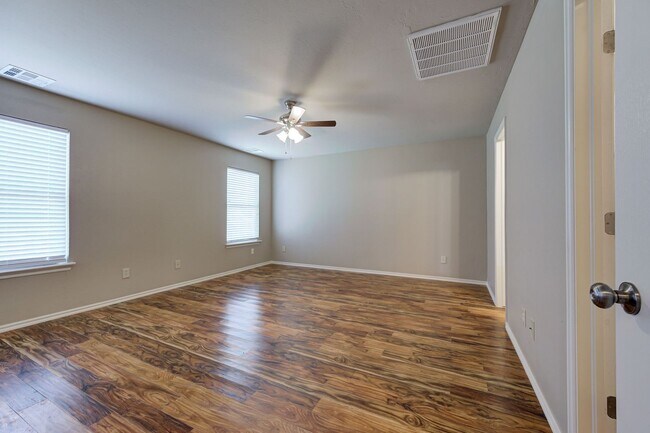 Building Photo - ** $500 Off Move-in Special ** Gorgeous 4 ...