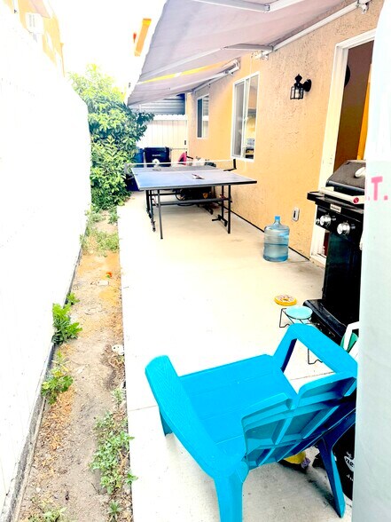 Building Photo - 8839 Cedros Ave
