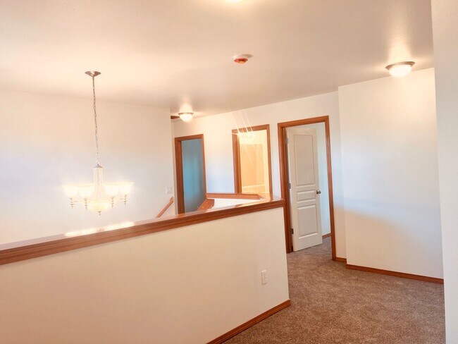 Building Photo - Enormous 4 Bed 2.5Bath + Bonus Room Great Lacey Neighborhood