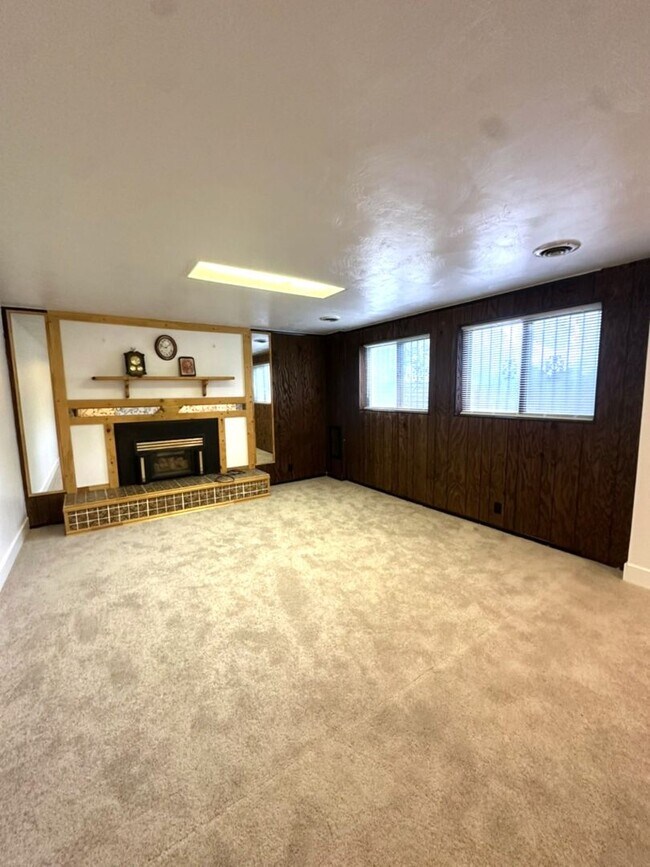 Building Photo - 825 W Arapahoe Ave