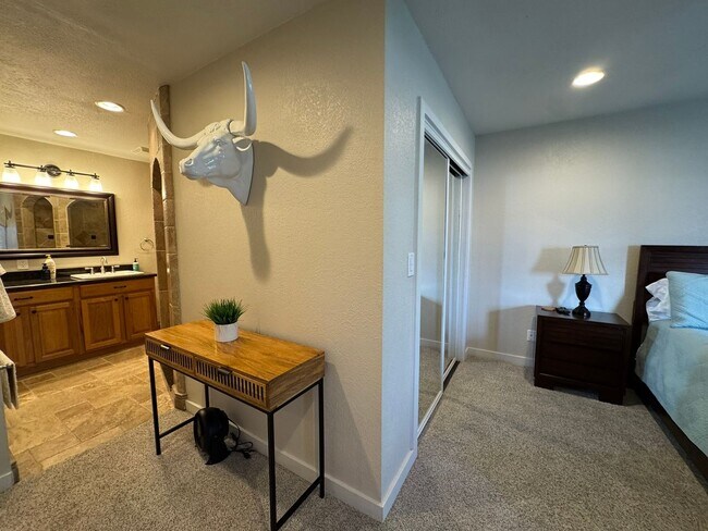 Building Photo - Riverfront 2BR Condo Great Views, Luxury Furnished incl UTILITIES