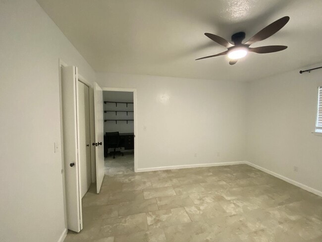 Building Photo - 3 bedroom 2 bath with extra storage!