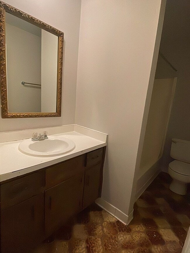 Building Photo - 2 Bedroom 1.5 Bath Townhome - FIRST FULL MONTH RENT FREE!!