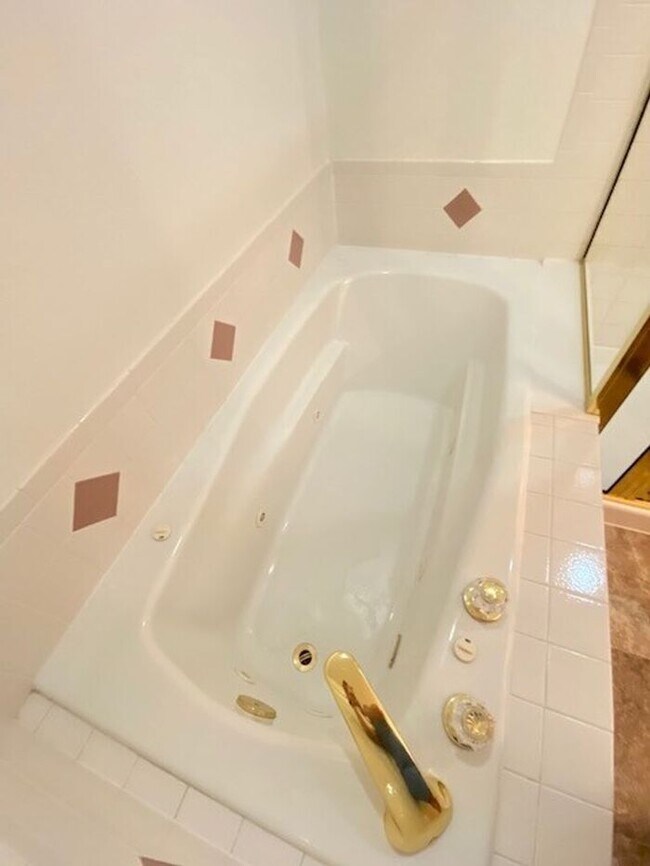 Building Photo - Large 3 Bed, 2.5 Bath Townhome in Northwes...