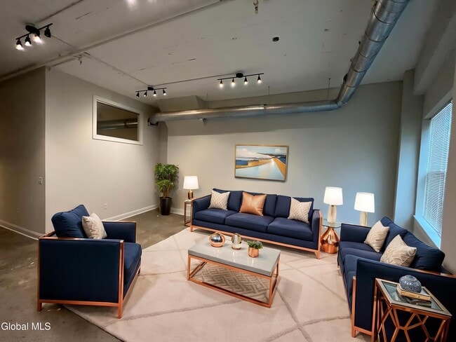 Building Photo - 733 Broadway