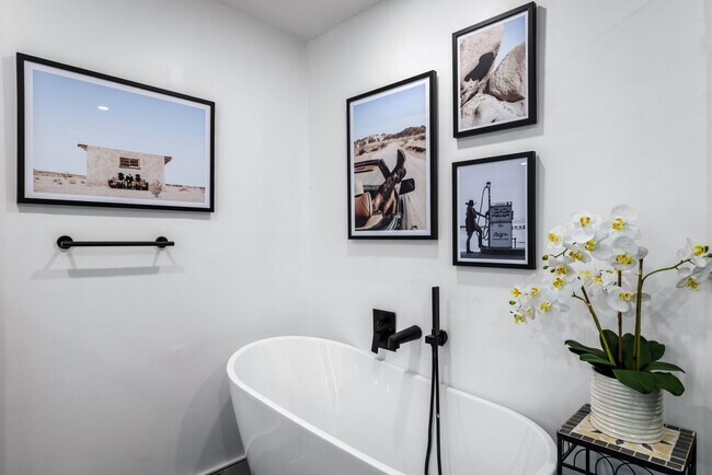 Building Photo - Stunning Desert Contemporary Home in Sunri...
