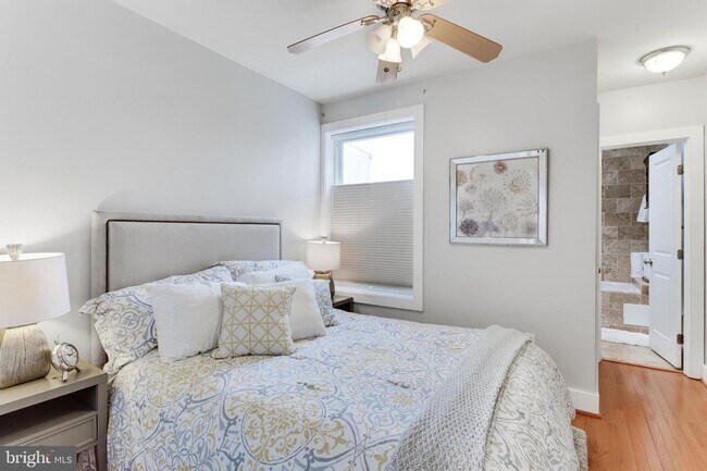 Building Photo - Gorgeous Rowhome Walking Distance to Colum...