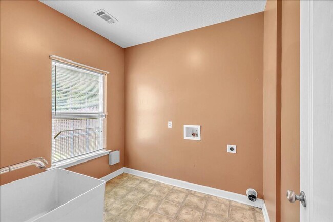 Building Photo - Spacious 4 Bed, 2.5 Bath in White Oak