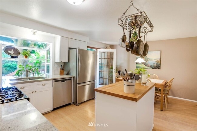Building Photo - 3 bedroom 2.5 bathroom single family house...